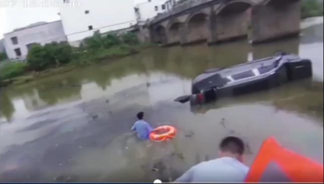 车辆落水后,长沙民警几次跳进满是淤泥的急流中,只为确认没有被困人员 车辆落水后,长沙民警几次跳进满是淤泥的急流中,只为确认没有被困人员