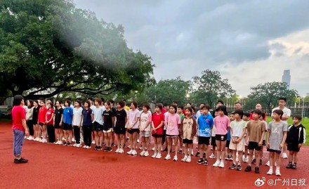 广东跳水队出征十五运会资格赛，全红婵养伤不参赛