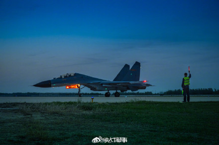 战鹰和月亮同框上演硬核浪漫