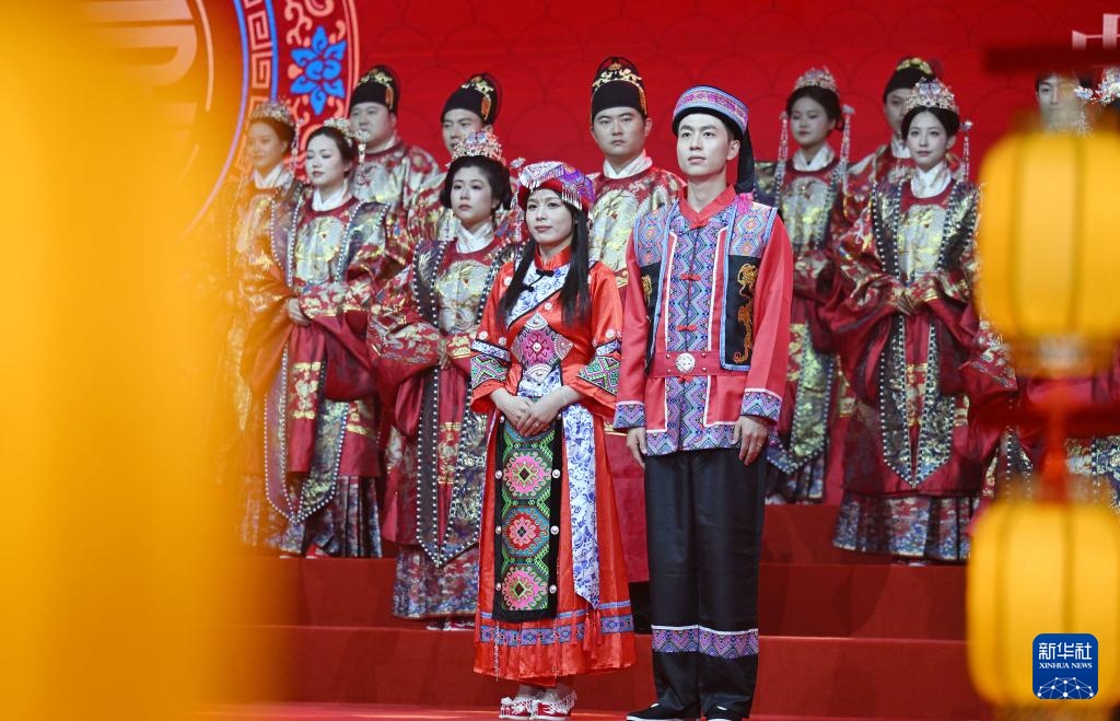 天津：集体婚礼上演“中式浪漫”