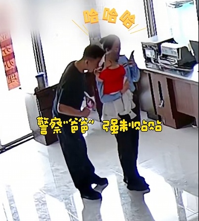 女警上班时间“带娃”？其中一个细节让网友称赞：专业又温柔！