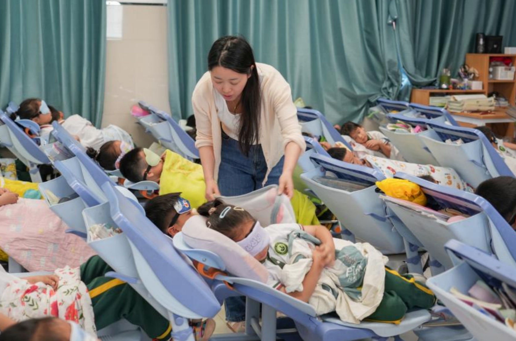 浙江金华金东区3万多名学生实现午休“躺睡自由”