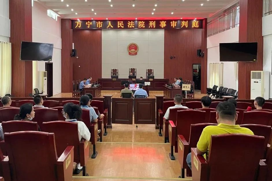 郑某涉嫌对非国家工作人员行贿！万宁法院公开开庭审理→