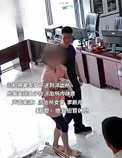 女警上班时间“带娃”？其中一个细节让网友称赞：专业又温柔！