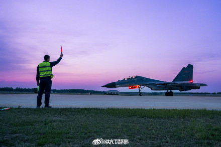 战鹰和月亮同框上演硬核浪漫