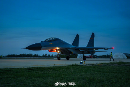 战鹰和月亮同框上演硬核浪漫