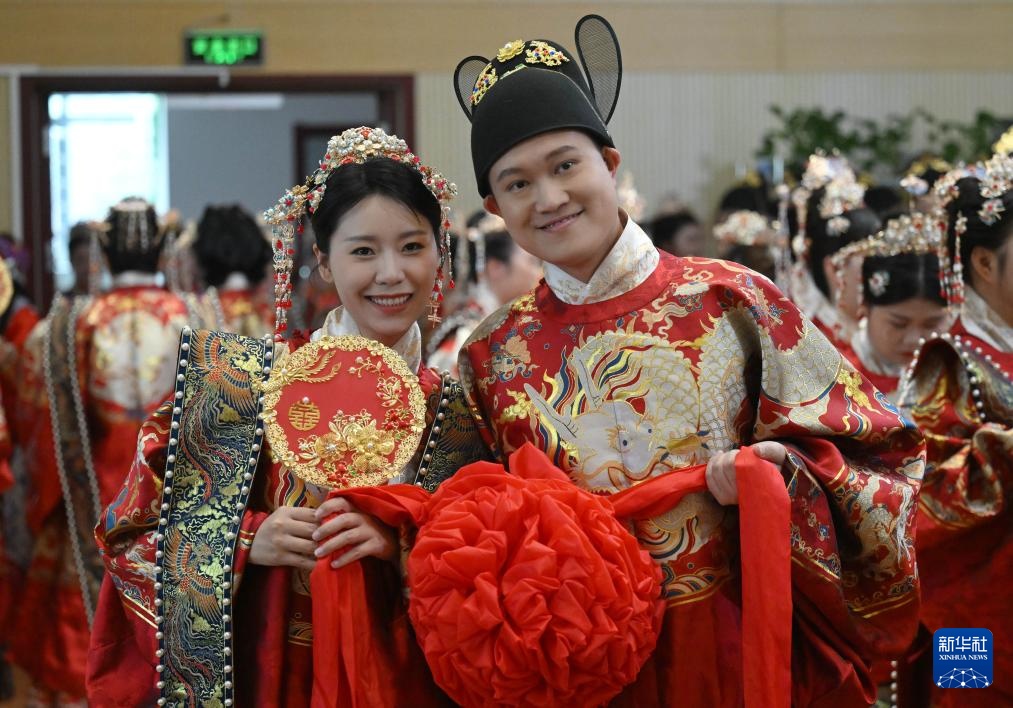 天津：集体婚礼上演“中式浪漫”