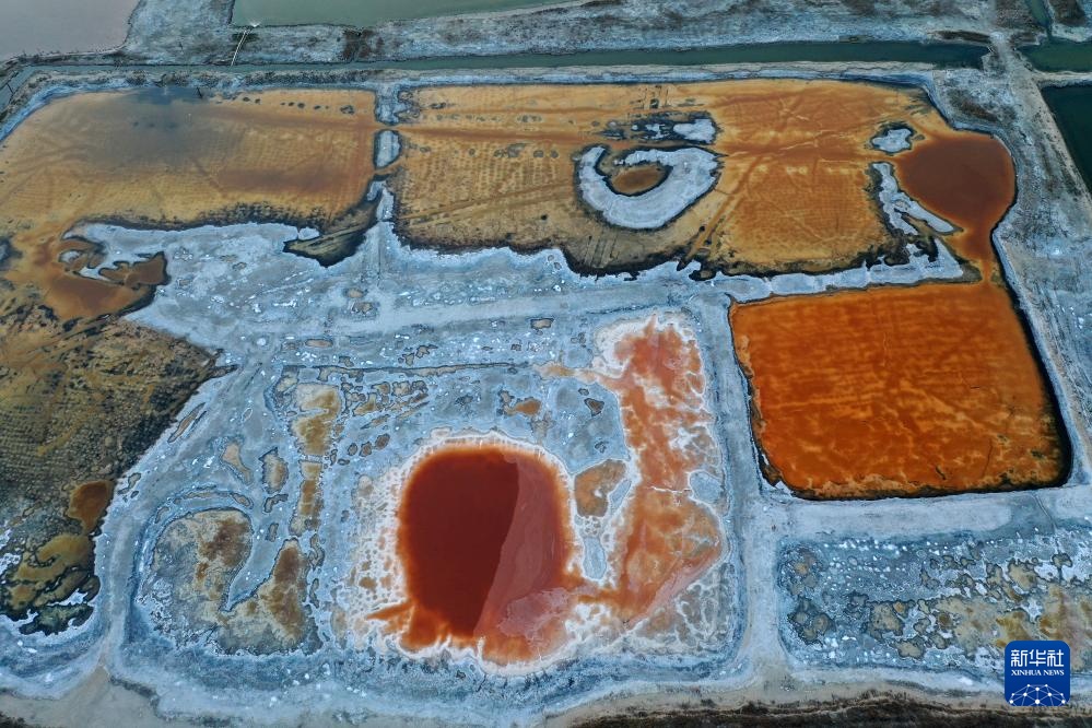 运城盐湖呈现“调色盘”景观