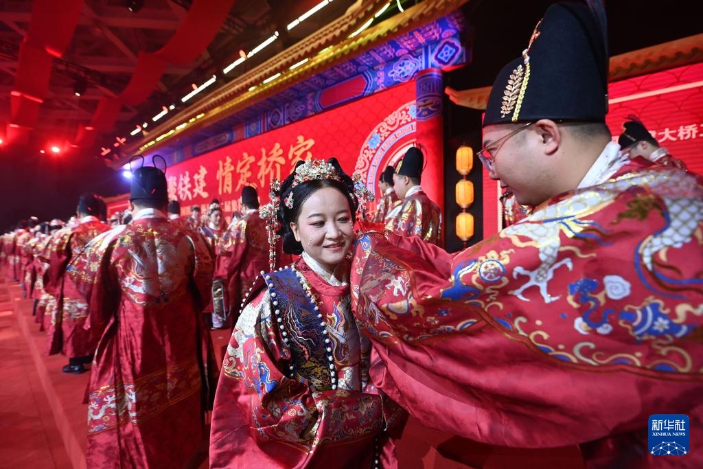 天津：集体婚礼上演“中式浪漫”