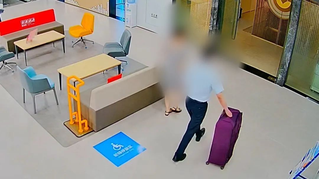 取500万元现金，快递给网恋男友，警察劝阻其近2小时