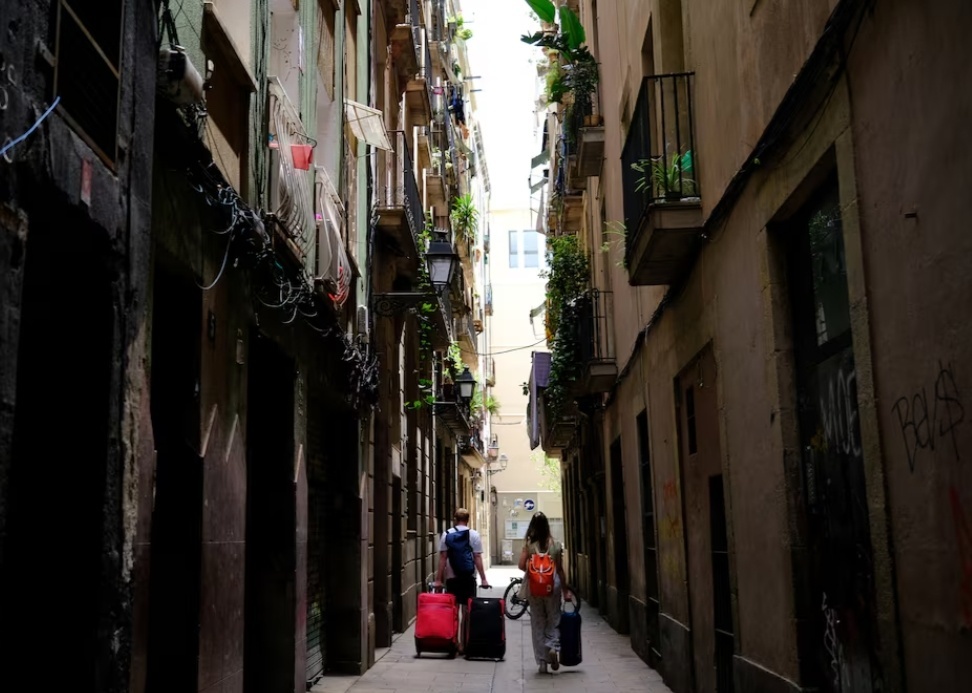 应对“过度旅游” 西班牙寻求短租平台下架6万余套民宅 应对“过度旅游” 西班牙寻求短租平台下架6万余套民宅