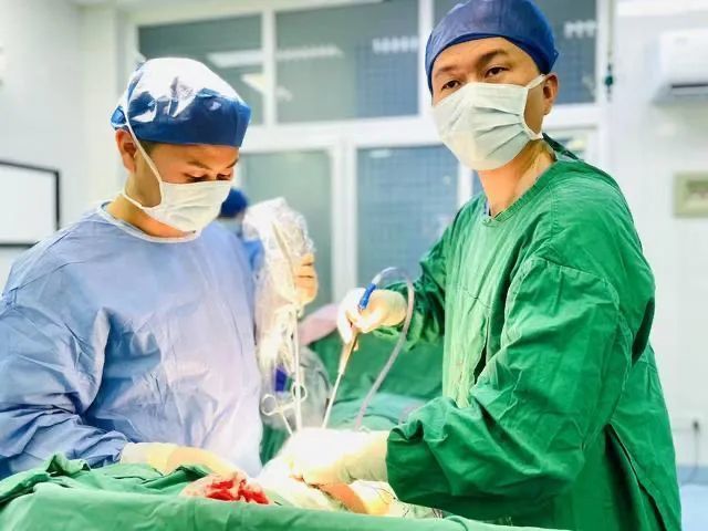 久治不愈！男子剔牙误将牙签吸入肺中感染肺炎，医生提醒：严重可危及生命