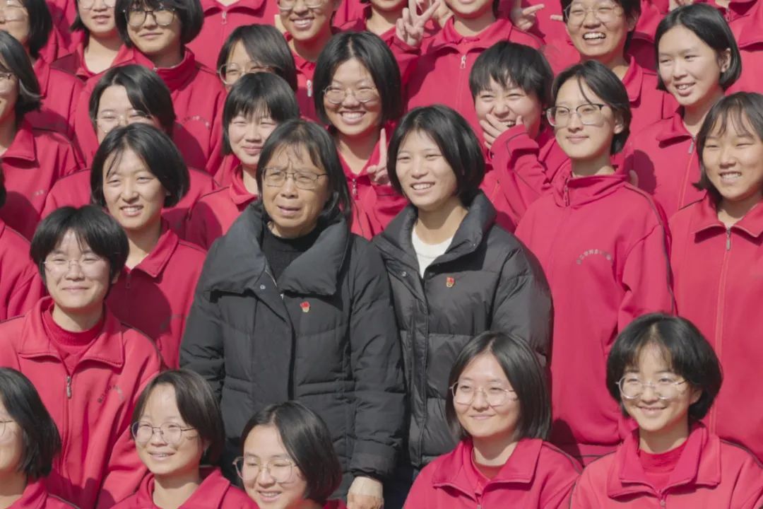 “大山里的女孩,生来就是高山!”张桂梅为她戴上党员徽章 “大山里的女孩,生来就是高山!”张桂梅为她戴上党员徽章