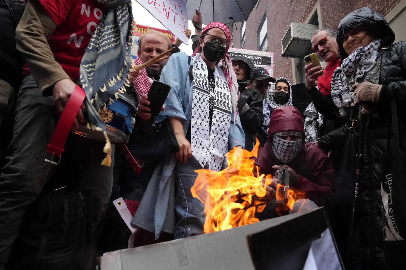 美国警方与反以学生爆发冲突 逮捕至少两人