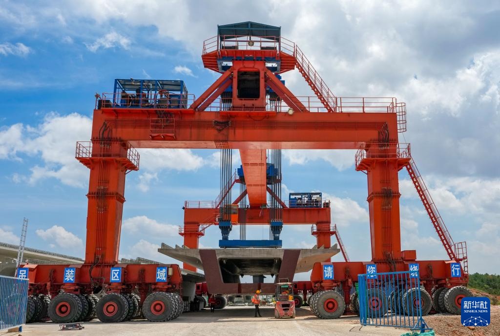 渝昆高铁架梁忙