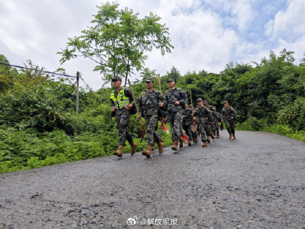 贵州山体滑坡，武警官兵紧急驰援