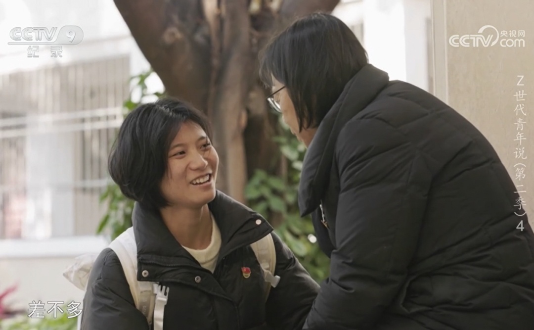 “大山里的女孩,生来就是高山!”张桂梅为她戴上党员徽章 “大山里的女孩,生来就是高山!”张桂梅为她戴上党员徽章