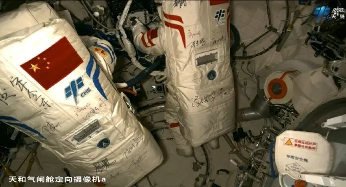 中国航天员首次! 中国航天员首次!