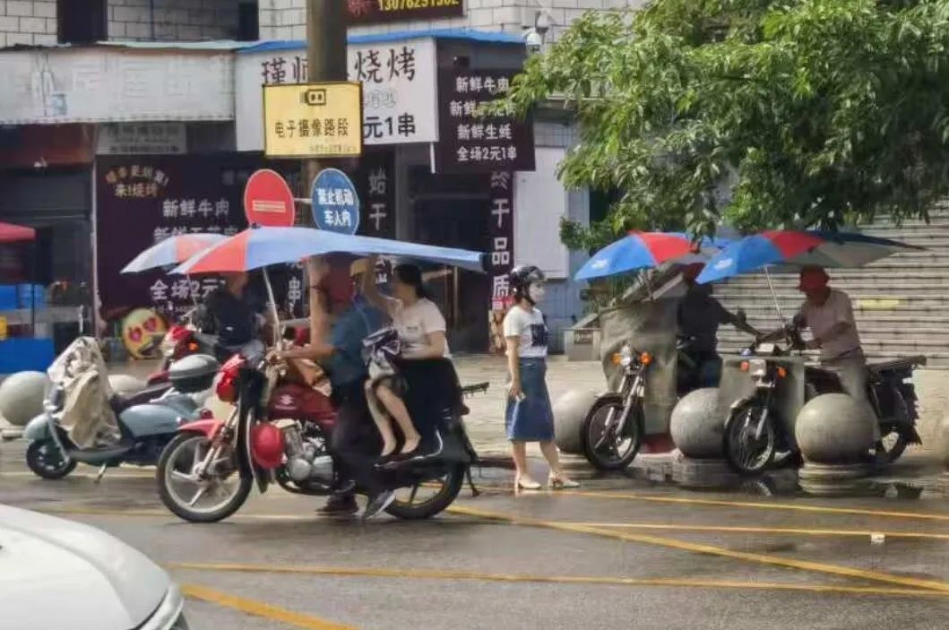 网约摩托车兴起!小城出行新选择还是“灰色地带”新风险? 网约摩托车兴起!小城出行新选择还是“灰色地带”新风险?