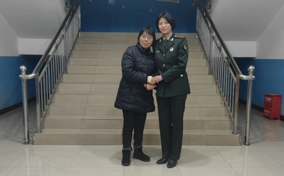 “大山里的女孩,生来就是高山!”张桂梅为她戴上党员徽章 “大山里的女孩,生来就是高山!”张桂梅为她戴上党员徽章