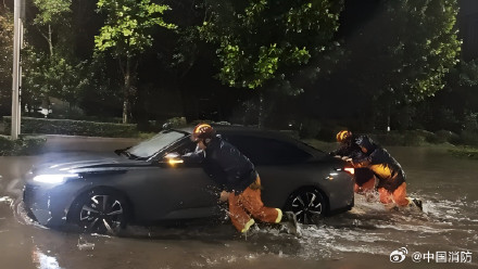 凌晨2点消防员背老人涉水求生 凌晨2点消防员背老人涉水求生