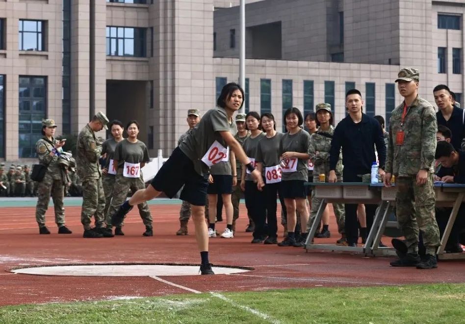 “大山里的女孩,生来就是高山!”张桂梅为她戴上党员徽章 “大山里的女孩,生来就是高山!”张桂梅为她戴上党员徽章
