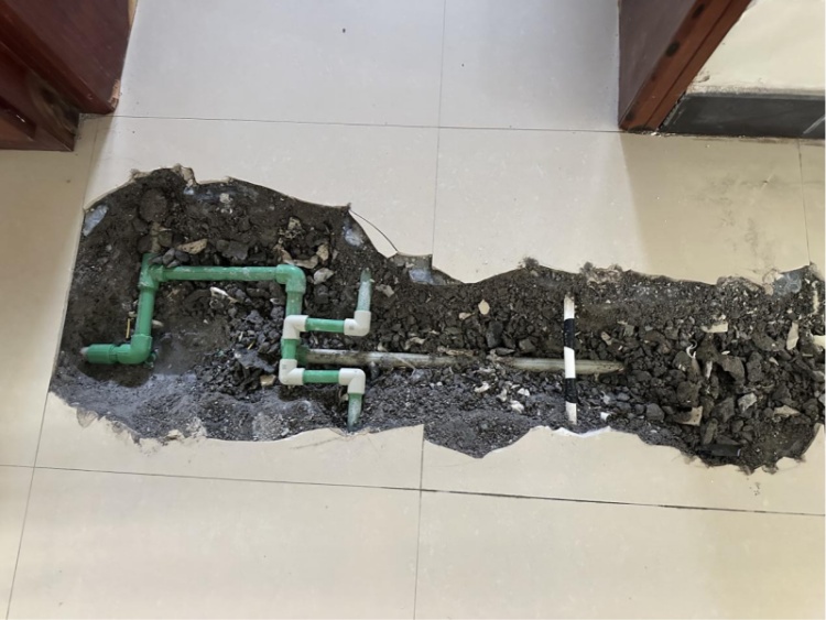 离谱!自称“精准测漏服务”,结果砸得满屋坑!平台还拒赔…… 离谱!自称“精准测漏服务”,结果砸得满屋坑!平台还拒赔……