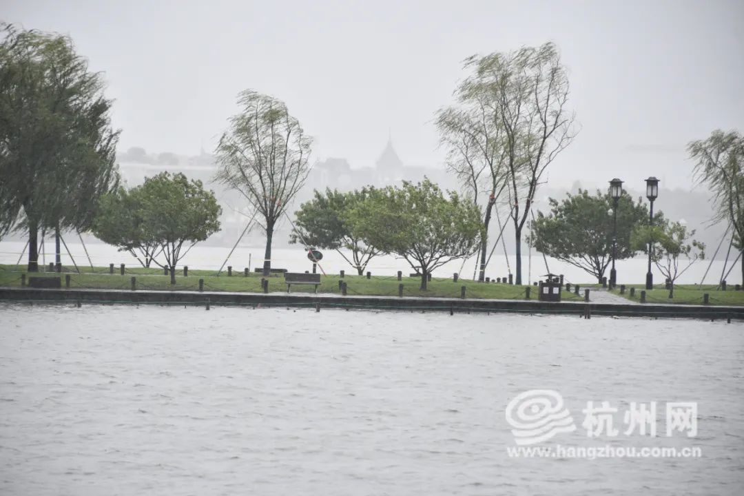 晚抵达!短时暴雨,8级雷雨大风!杭州人警惕:这波很猛,尽量少外出! 晚抵达!短时暴雨,8级雷雨大风!杭州人警惕:这波很猛,尽量少外出!