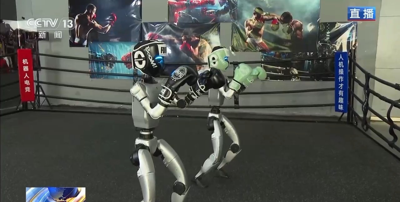 机器人如何学会格斗动作？操作员怎样进行操控？记者探访