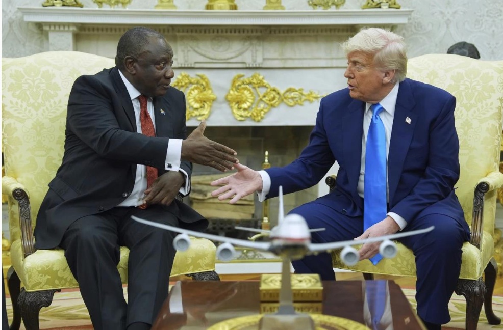 特朗普与南非总统在白宫发生争执,两人就“南非是否正发生白人种族灭绝”激烈辩论 特朗普与南非总统在白宫发生争执,两人就“南非是否正发生白人种族灭绝”激烈辩论