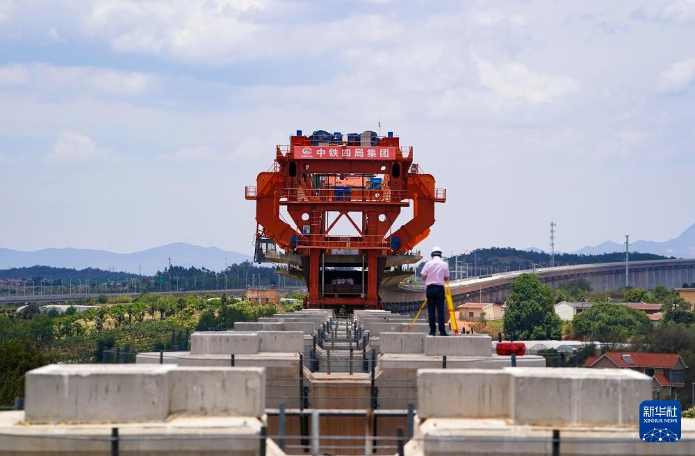 渝昆高铁架梁忙