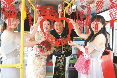 这里有趟“520”路婚庆公交车