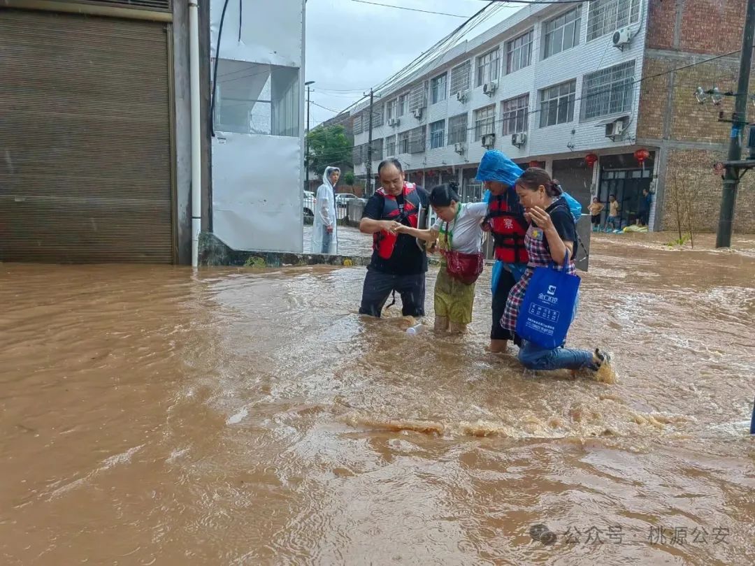 桃源突降暴雨，民辅警奋战一线抗洪抢险！