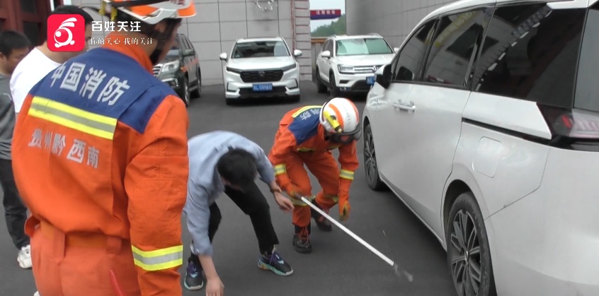 啊啊啊啊啊啊啊啊啊啊~车内有蛇！这么……大！