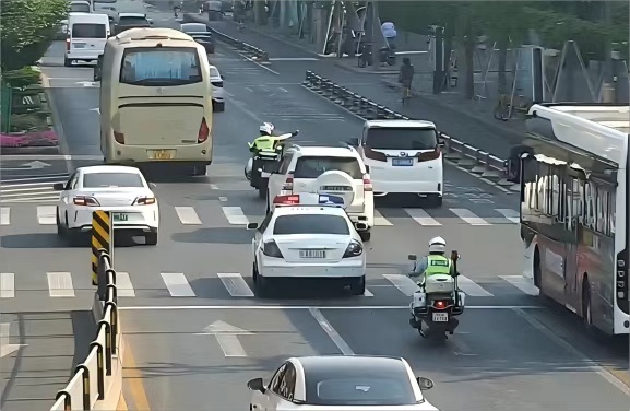 5岁男童坠楼连夜转院，成都交警早高峰跨区联动，打开“生命通道” ！