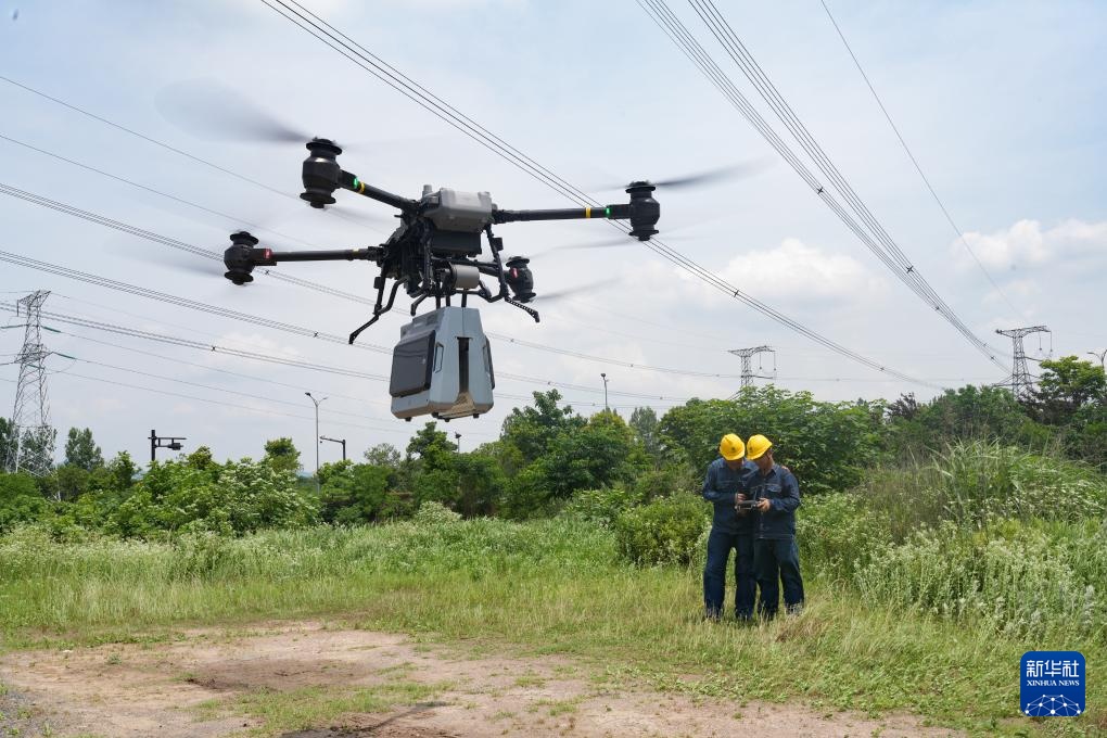 智能机器人护航电网安全
