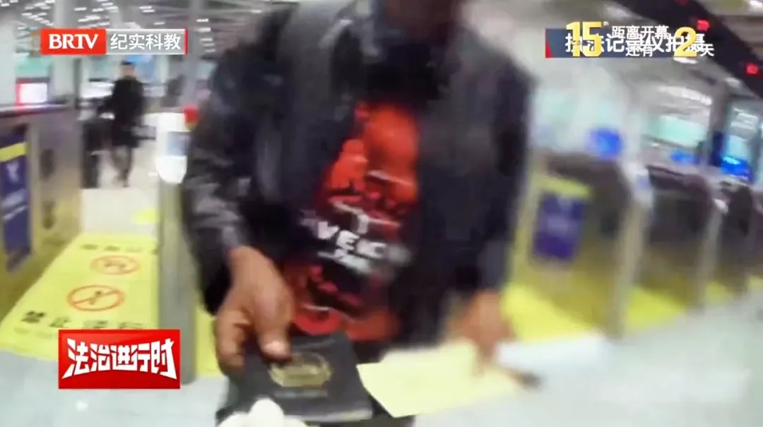 外籍男子体内藏毒1500多克入境被抓!共排出丸状物123粒,自述花3天时间吞服 外籍男子体内藏毒1500多克入境被抓!共排出丸状物123粒,自述花3天时间吞服