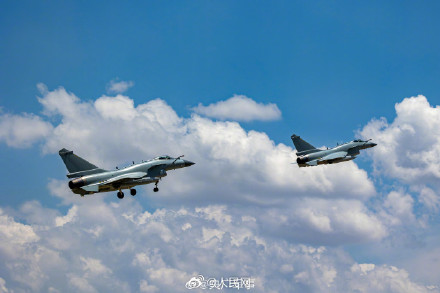 威武帅气！战鹰身披霞光空战训练