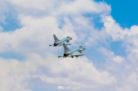 威武帅气！战鹰身披霞光空战训练