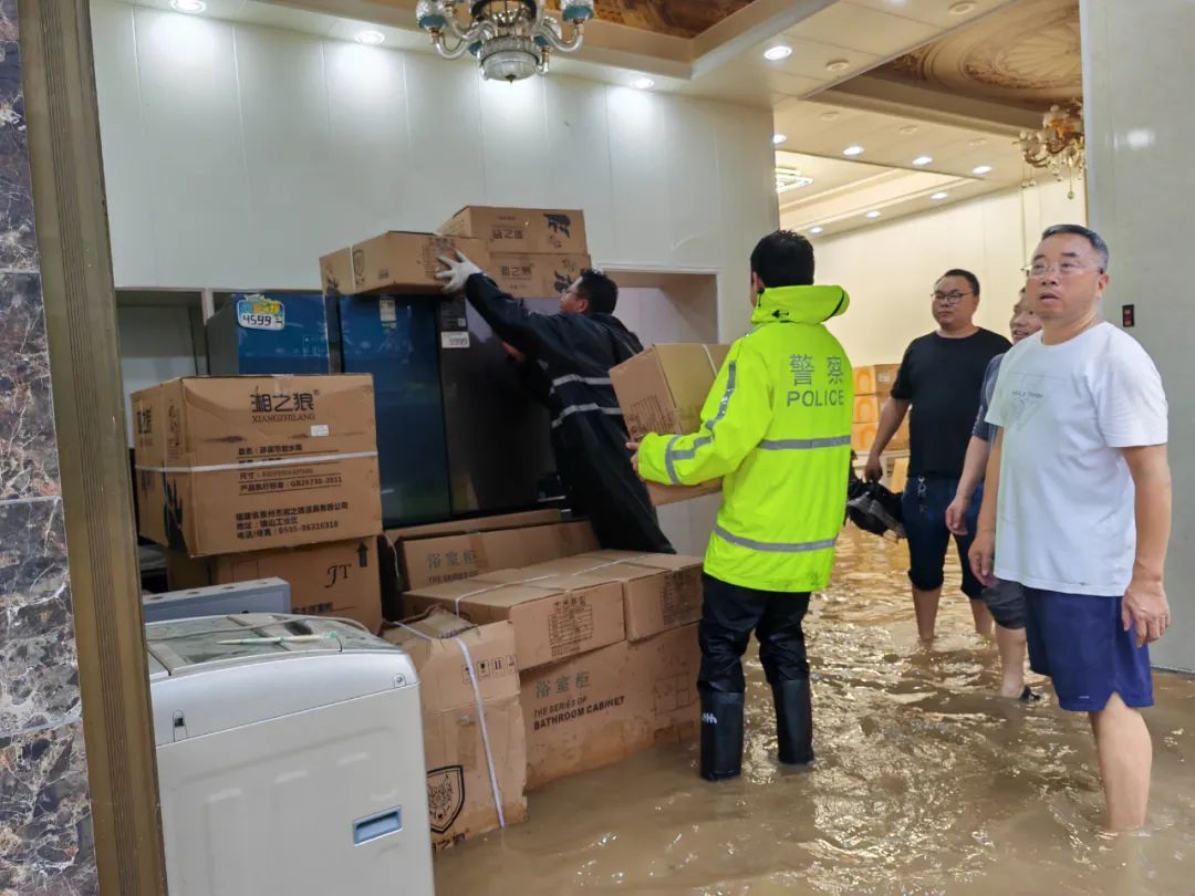 桃源突降暴雨，民辅警奋战一线抗洪抢险！