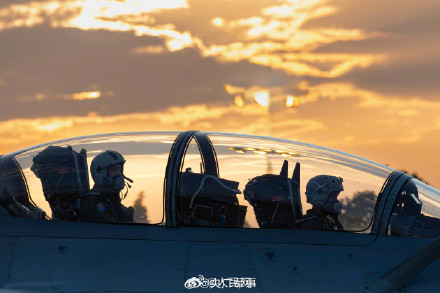 威武帅气！战鹰身披霞光空战训练