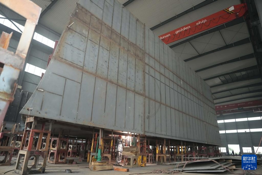 洞庭湖畔造船忙