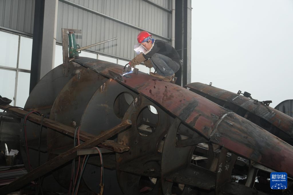 洞庭湖畔造船忙