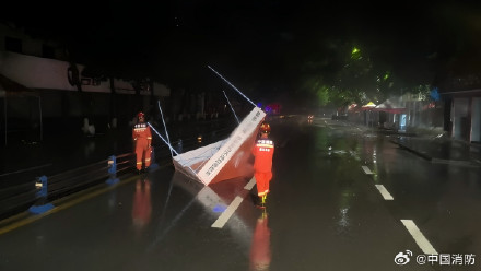 凌晨2点消防员背老人涉水求生 凌晨2点消防员背老人涉水求生