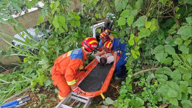 江西上饶一轿车翻下水沟2人被困 消防紧急救援 江西上饶一轿车翻下水沟2人被困 消防紧急救援