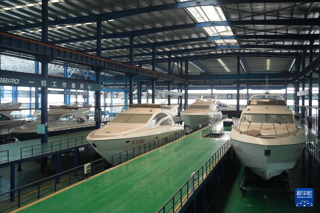 洞庭湖畔造船忙