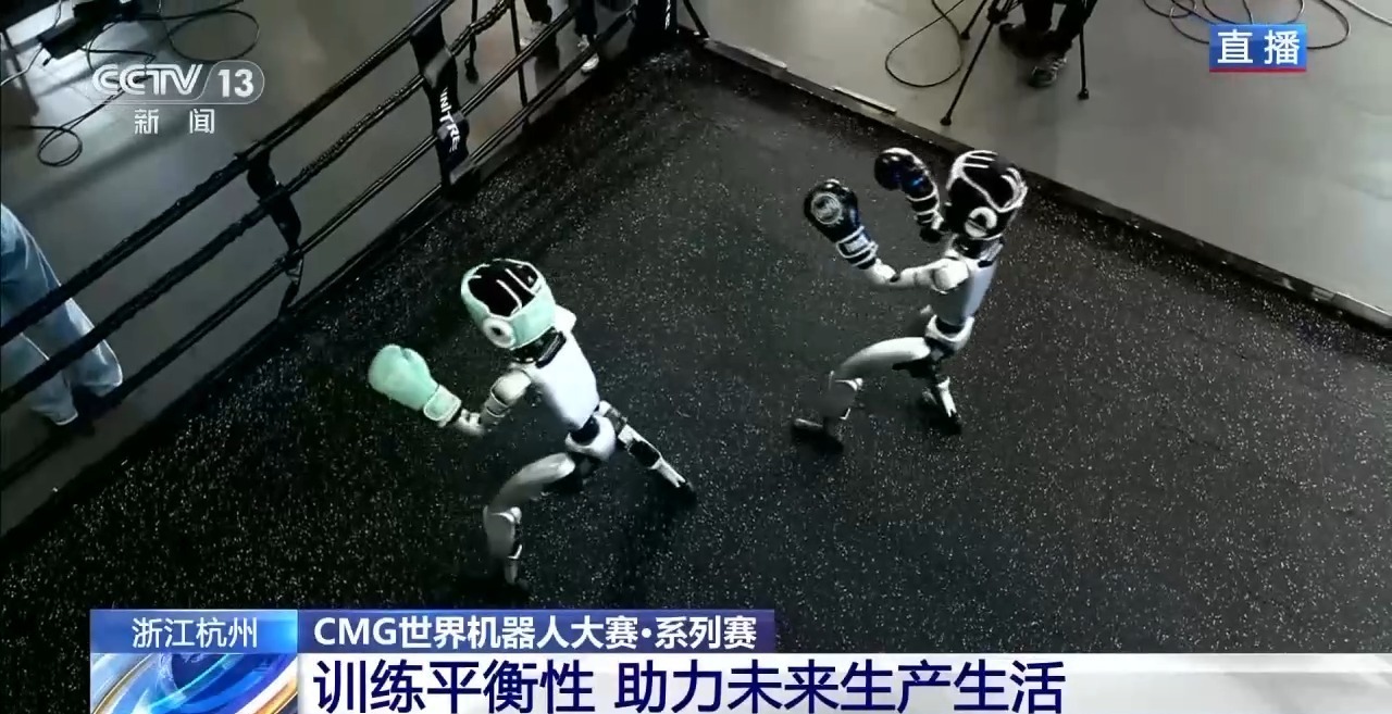 机器人如何学会格斗动作？操作员怎样进行操控？记者探访