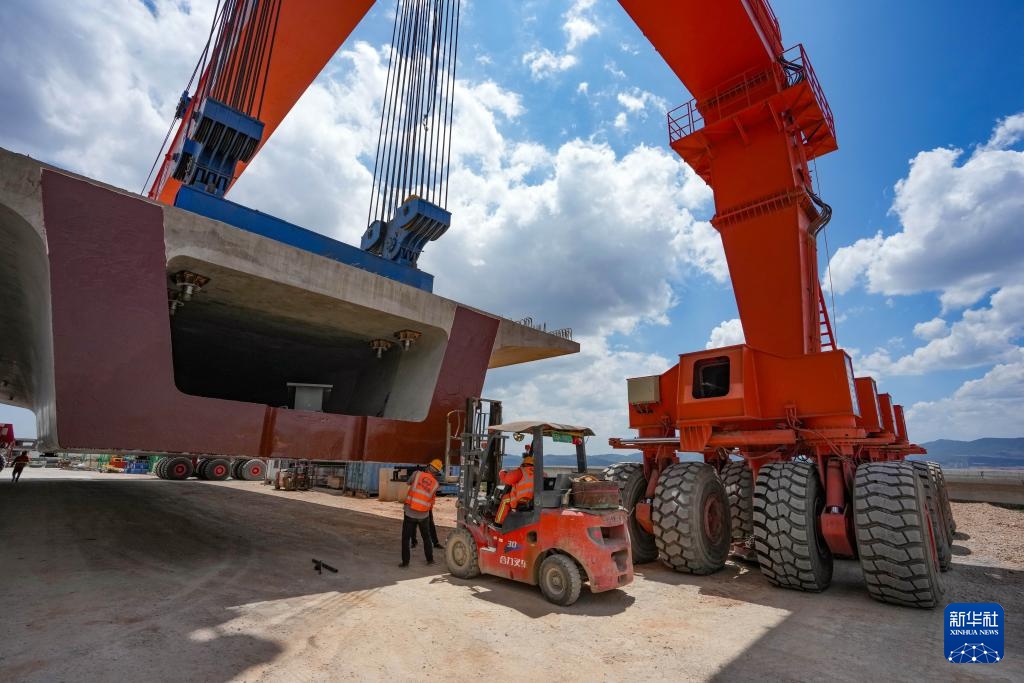 渝昆高铁架梁忙