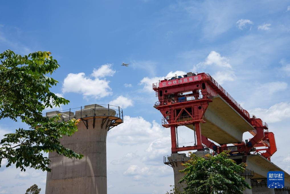 渝昆高铁架梁忙