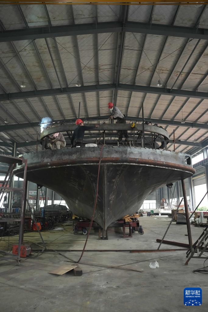 洞庭湖畔造船忙